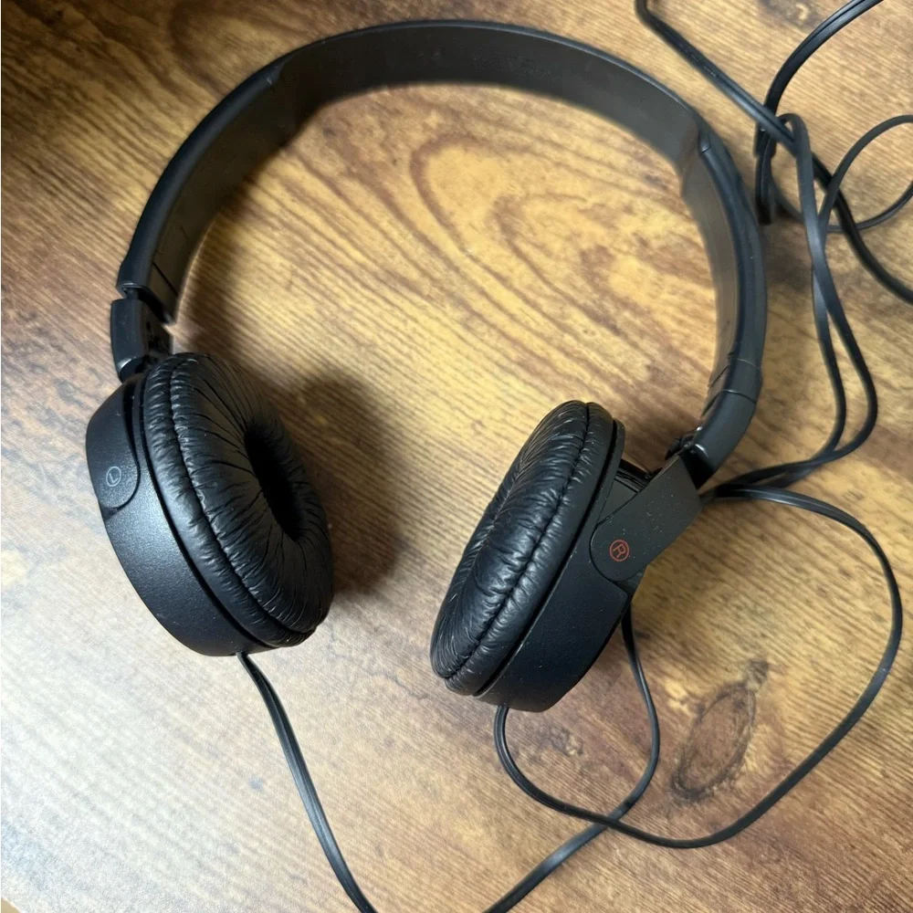 SONY ear headphones. Over-Ear Headphones, black. In excellent condition
